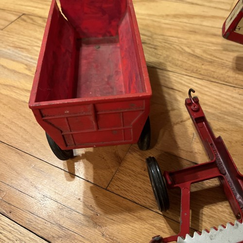 Tractor Ertl Red Farmall 404 International y accesorios juguete coleccionable 3 piezas - Imagen 15 de 19