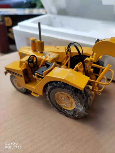 John Deere 840 Diesel with 400 Scraper - Reuhl 1:24 Scale Model #JD840/400 New - Picture 6 of 21