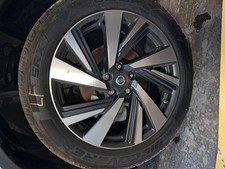 Used Wheel fits: 2017 Nissan Murano 20x7-1/2 alloy machined and painted V spoke