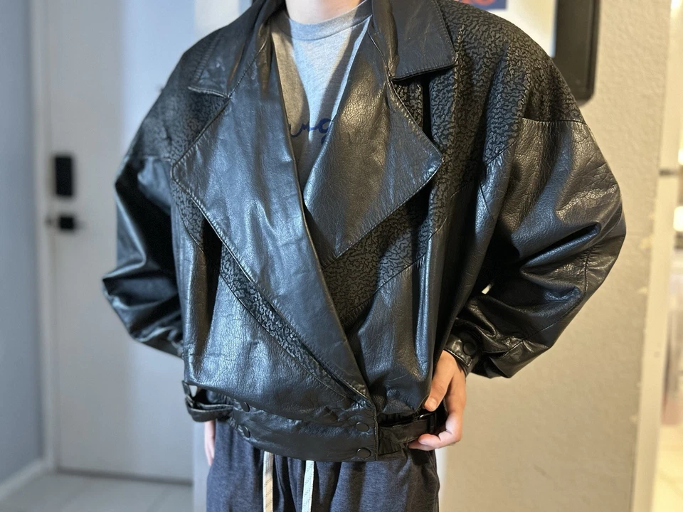 Chaqueta Bomber Recortada Wilson Cuero Vintage Años 80 Paneles Texturizados EXCELENTE ESTADO. Foto 3 de 4