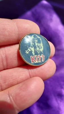 KISS Badge Gene Simmons 75 Noir et argenté Logo rouge 2.7 cm Rond Années 80 - Photo 1/4