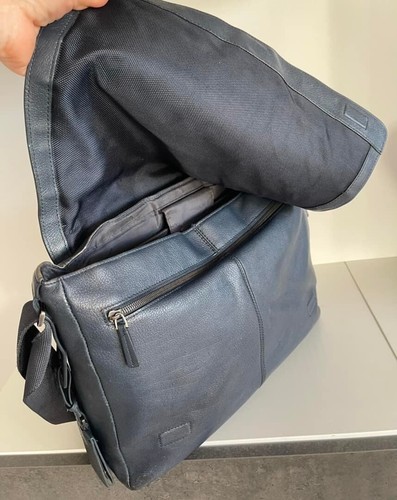 Giovanile messenger elegante capiente in pelle blu Piquadro - Foto 17 di 24