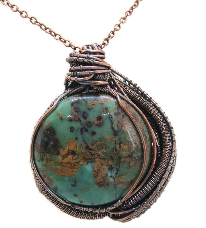 Colgante de ópalo verde africano en cobre con fluorita, envoltura de alambre Foto 4 de 4