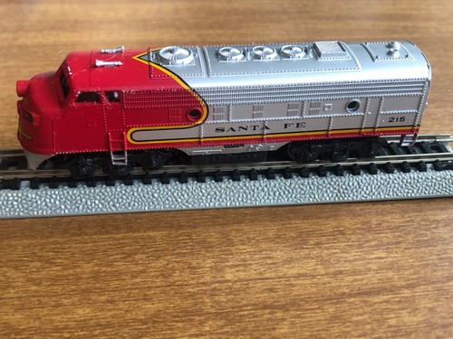 Bachmann N Scale Santa Fe 215 Powered Diesel Locomotive & Dummy Engine - Picture 2 of 6