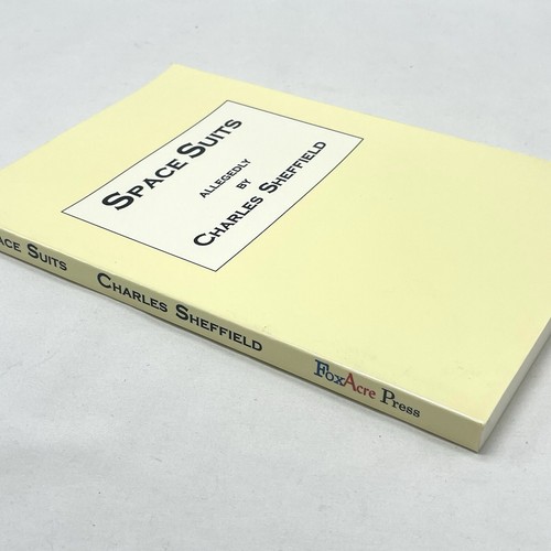 Space Suits: Allegedly by Charles Sheffield, Fox Acre Press 2001 Paperback - Foto 3 di 10