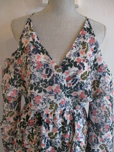 NUEVO CON ETIQUETAS BCBGeneration "WHISPER WHITE MULTI" VESTIDO CORTO, TÚNICA TOP HOMBRO FRÍO $98. - Imagen 2 de 10