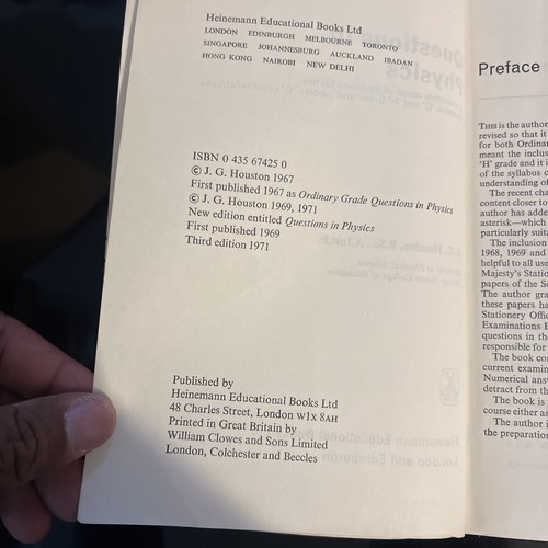 QUESTIONS IN PHYSICS by J. G. Houston ( Heinemann Educational books, 1978 ) - Picture 9 of 9