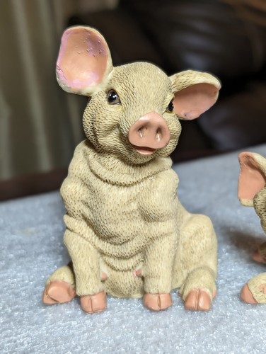 Vintage Adorable Set 2 Resin Pig Figurines 3.5” one laying, one sitting - Picture 2 of 17