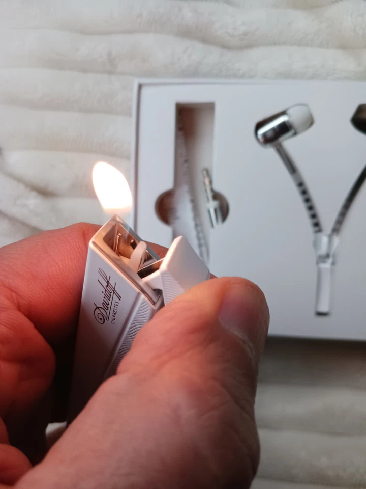 DAVIDOFF CIGARRILLOS PUBLICIDAD BLANCO CONJUNTO ENCENDEDOR + AURICULARES - 041!! Foto 4 de 4