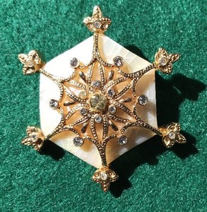 Liz-Claiborne-Snowflake-Pin-Brooch-Goldtone-With-Rhinestones-Christmas-Winter