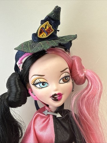 Muñeca Bratzillaz Core Cloetta Spelletta Bratz Glam Gets Wicked con sombrero de bruja 2012 - Imagen 12 de 15