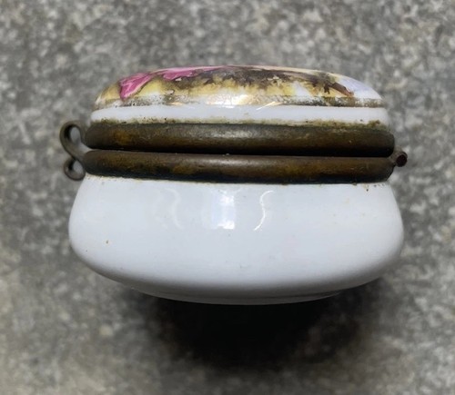Antigua caja de baratijas de porcelana pintada a mano estuche de píldoras de colección escena victoriana con bisagras - Imagen 4 de 9