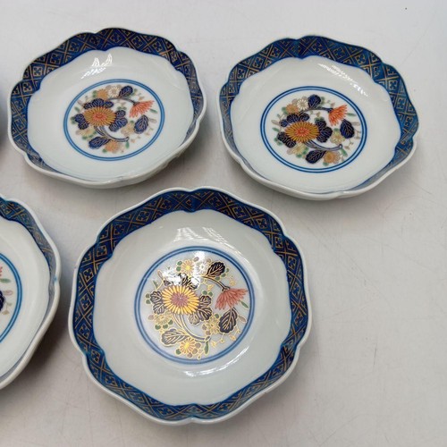 Arita Ware Koraku Small Plates Set, Chrysanthemum Design, 10.5cm, 5 Pieces - Picture 2 of 5