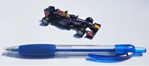 Bburago 1:64 Die Cast Red Bull Infiniti Renault RB9 Webber Vettel NEW FREE POST - Picture 4 of 5