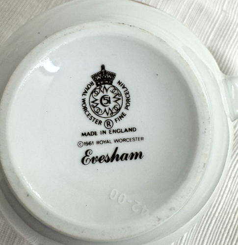 Royal Worcester Tea Cup and Saucer Evesham Gold Fruit Design Porcelain England - Picture 6 of 7
