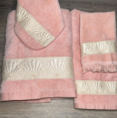 Vintage Badetuch The Avanti Look Rosa 4 Stück Set, mit cremefarbenen Satin Muscheln
