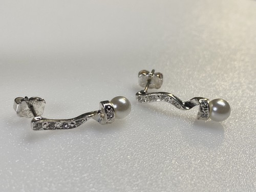 Avon Earrings Silver Metal Pearl Rhinestones Elegant Bridal - Picture 2 of 6