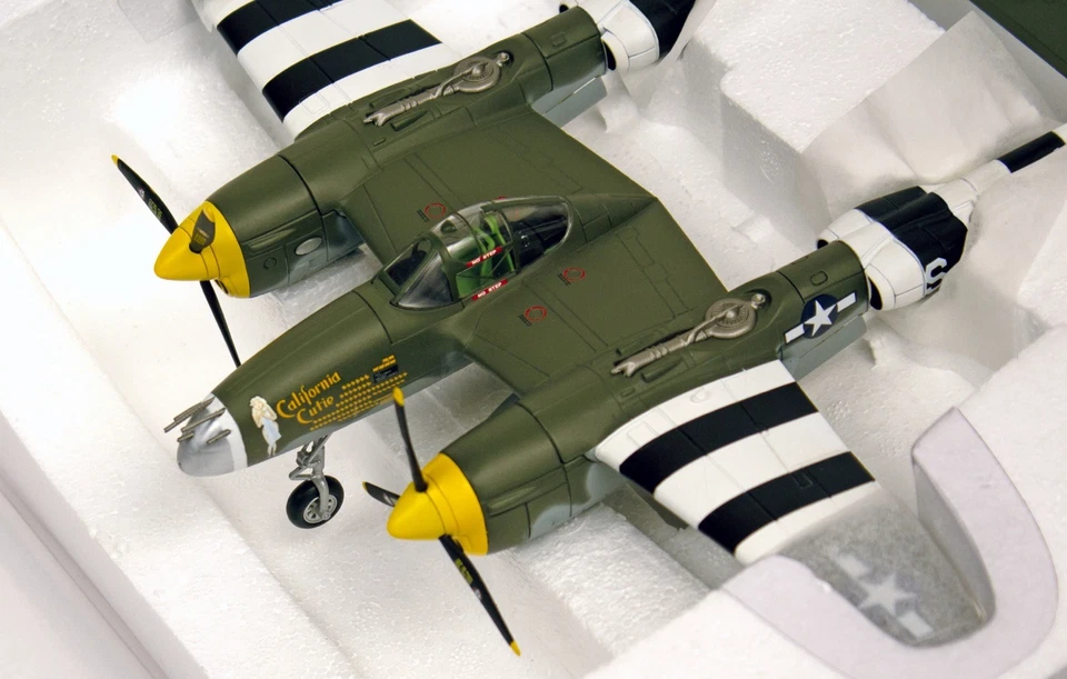 1/48 Franklin Mint B11B612, P-38J “California Cutie”, 1st Lt. Richard Loehnert   - Image 4 of 4