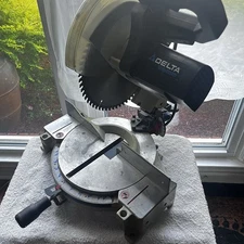 VINTAGE DELTA 10 INCH SHOP MASTER MITER SAW  MODEL NO. MS250 -- AS PICTURED