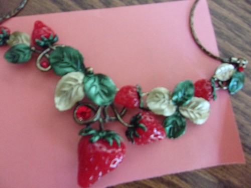 Erdbeerkette-Vintage-einzigartige Latzart.Lucit Beeren.Top Zustand. - Bild 2 von 5