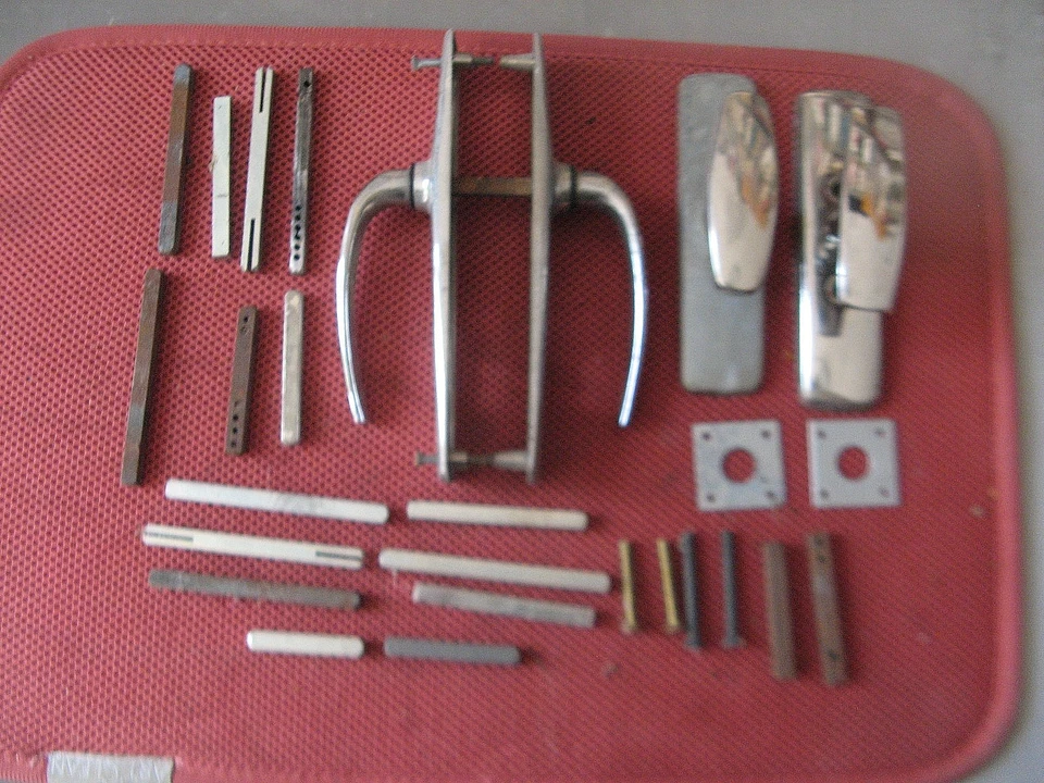 "634.21" LOT DE 28 POIGNEES VINTAGE + PIECES DETACHEES ALU ACIER CHROME - Photo 3/3