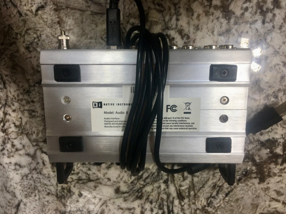 Native Instruments AUDIO 8 DJ Interface Audio Very Good Condition . POWER TESTED - Image 4 of 4