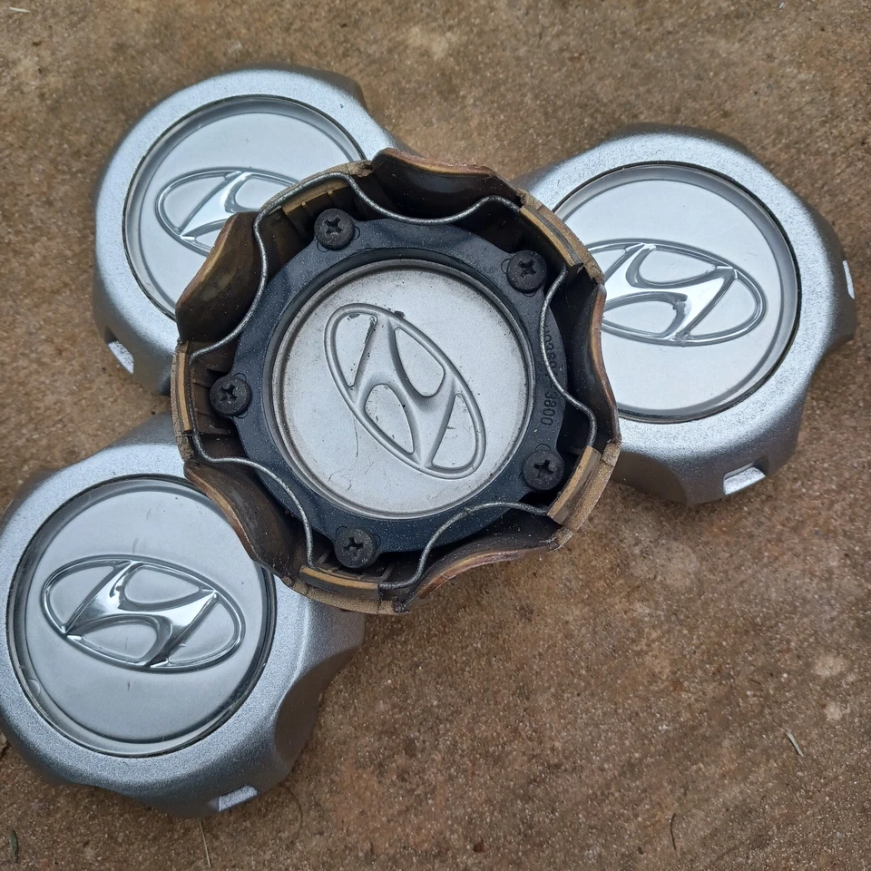 Juego de tapas centrales Hyundai Tucson (4 piezas) 2005-2006 parte# U03604-3800 repintado Foto 3 de 3