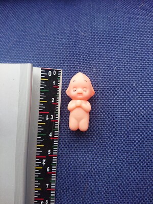 1,5 Zoll (3,5 cm) Mini betende Kewpie Puppe aus Japan weiches Vinyl 