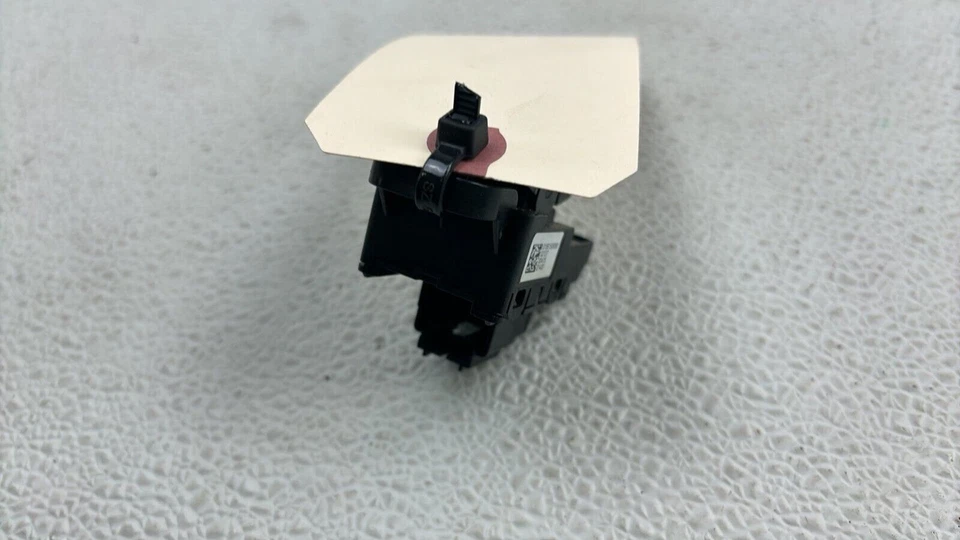 Interruptor de freno de estacionamiento eléctrico Alfa Romeo Giulia 2017-2023 OEM 01561506080 Foto 4 de 4