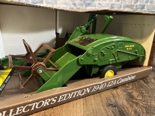 Ertl 1940 JOHN DEERE 12A Green Combine 1:16 Die Cast Metal 5601 USA 1991 In Box - Picture 3 of 9
