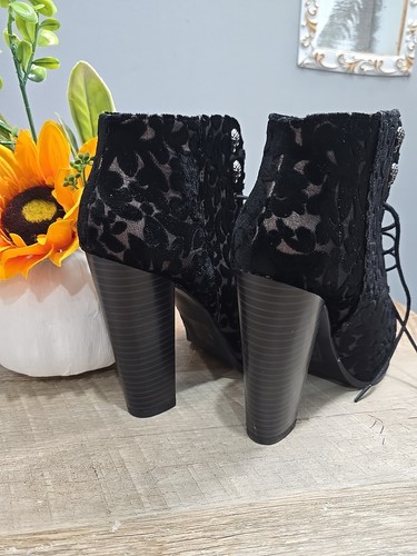 CALL it Spring Boots black , chordons with small skull detail on the sides  - Picture 5 of 11