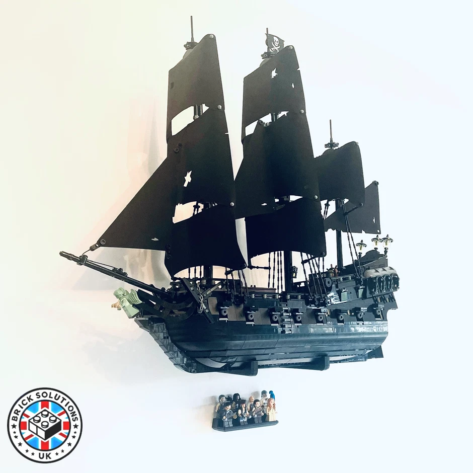 BRICK SOLUTIONS UK Supporto da parete per LEGO Icons (10365) La nave pirata del capitano Jack Sparrow