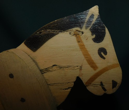 ANCIEN JOUET A BASCULE . CHEVAL JAUNE EN BOIS POLYCHROME . L 30cm H 25cm . 1920 - Foto 7 di 11