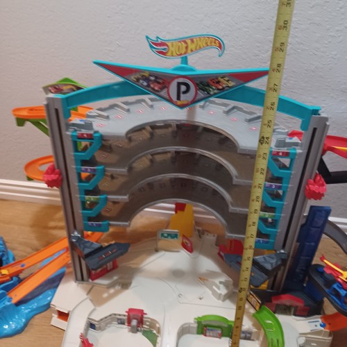 Hot Wheels Ultimate Garage Playset with Attack Shark Spiral Ramp Electronic - Picture 11 of 16
