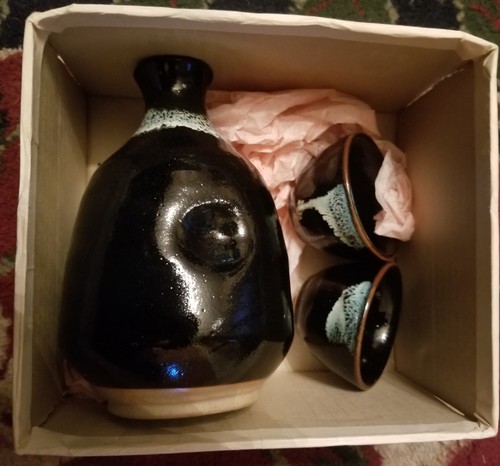 SAKE SET 2 CUPS AND BOTTLE BY KOTOBUKI IN ORIGINAL BOX - Picture 1 of 3