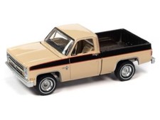 CHEVROLET Silverado 10 Fleetside - 1985 - Tan / darkbrown Poly - Auto World 1:64
