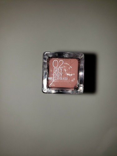  Brillo de labios líquido mate Maybelline New York Vivid 02 gris envidia - Imagen 2 de 2