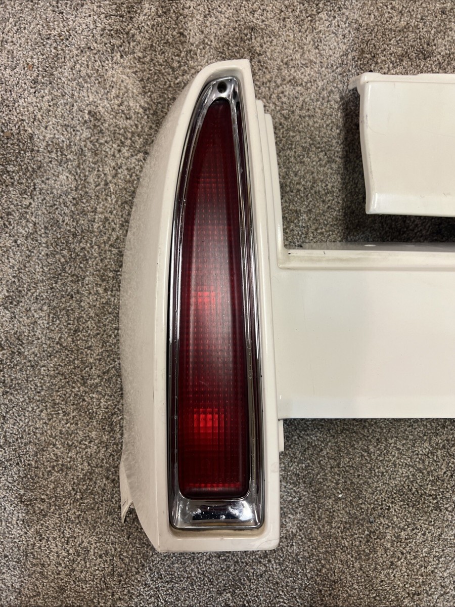 美品 Cadillac フリートウッドブロアム テールランプ 93～96 93-96 Cadillac Fleetwood Tail Light Set Of 2 R+L W/Filler