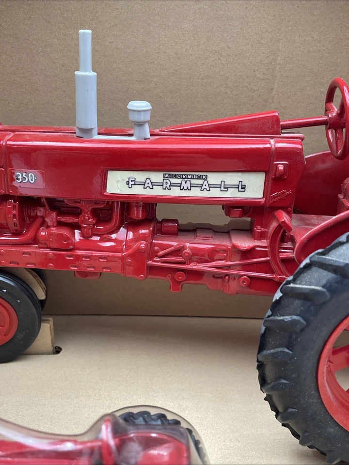 1:16 International Harvester Farmall 350 "Tractors Of The Past" Set + 1:43 - Image 3 of 4