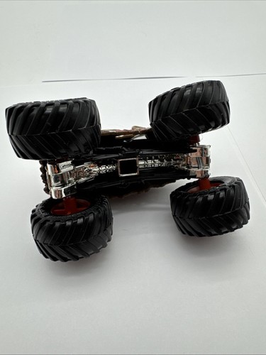 Sasquatch Monster Jam Monster Truck Diecast 1:64 Vehicle - Picture 6 of 8