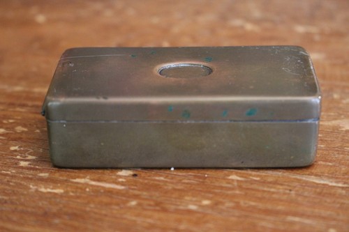 Caja de almacenamiento de latón rectangular vintage con bisagra lateral baratija píldora tabaco - Imagen 2 de 4