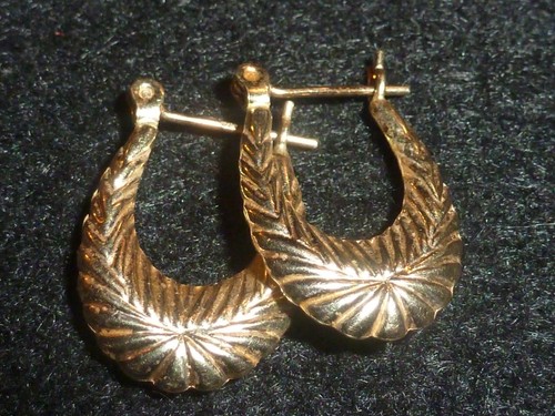 14K SOLID YELLOW GOLD PETITE DETAILED U-HOOP EARRINGS - Picture 1 of 7