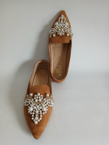 Xi Ya Fen elegante hellbraune Damen-Flats aus Wildlederimitat Größe 9,5 M Perlenverzierungen - Bild 3 von 16