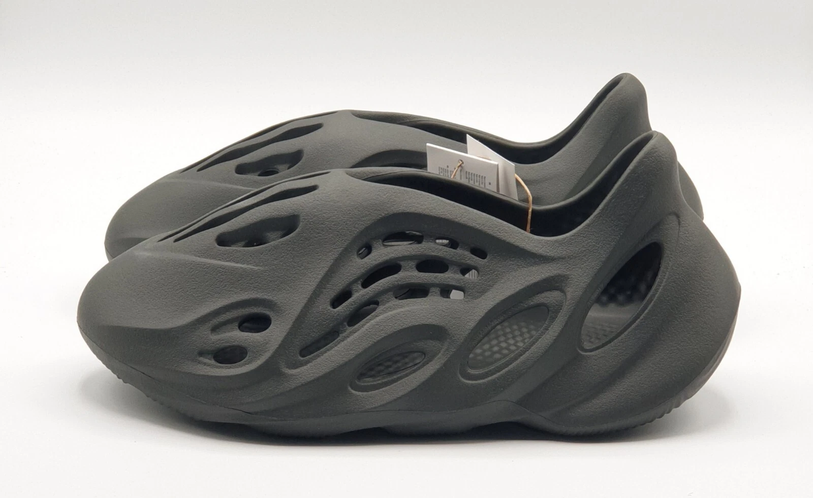 Yeezy Foam Runner ""Carbon"" taglia 50 uomo nuovo di zecca si adatta piccolo