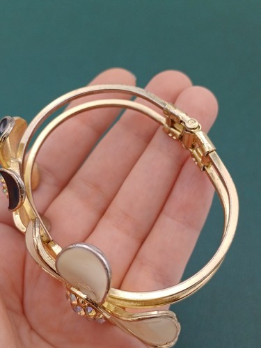 Stunning Large Cream & Black Enamel Crystal Flower Detailed Hinged Bracelet - Picture 11 of 16