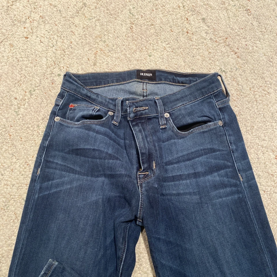Pantalones de mezclilla ajustados de tiro medio brillantes para mujer Hudson azules talla 27 entrepierna 31’ Foto 3 de 4