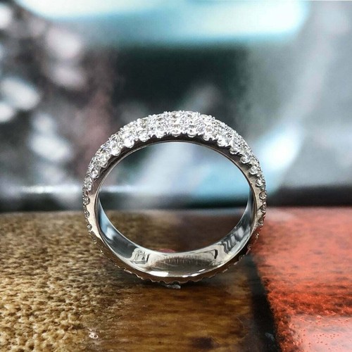 Banda de boda eterna de diamantes de corte redondo de 2,00 quilates chapada en oro blanco 14 K - Imagen 3 de 5