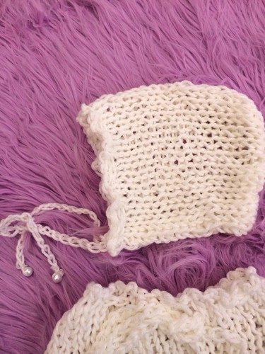 NUEVO Hecho a Mano Crochet Recién Nacido Tejido Bolsa y Gorro JUEGO Foto Utilería - Imagen 2 de 9