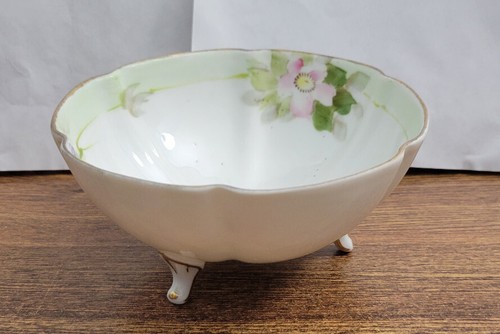 Vintage Hand Painted NIPPON Porcelain 3 Footed Small Pink Floral Bowl 5 in wide - Picture 2 of 12