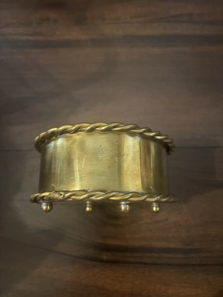 Antiguo portabotellas de vino/champán con borde redondo de cuerda de latón Foto 3 de 4